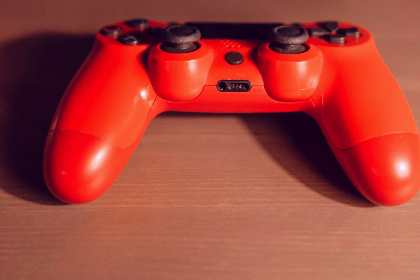 Hráči sledující bitvu na dvou monitorech